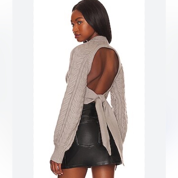 Gorgeous Camila Coelho Safaa Cropped Sweater in Grey - Picture 1 of 9